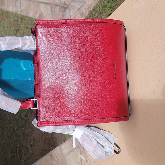 Calvin Klein Embossed Shoulder Signature. Triple Compartment - Picture 6 of 7